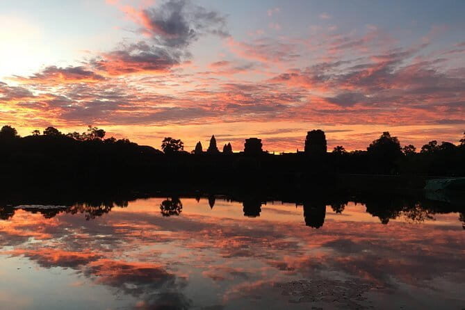 Private Angkor Wat Sunrise Guide Tour include Breakfast and Snack - Victory Gate and Bayon: From Myth Beasts to Stone Faces