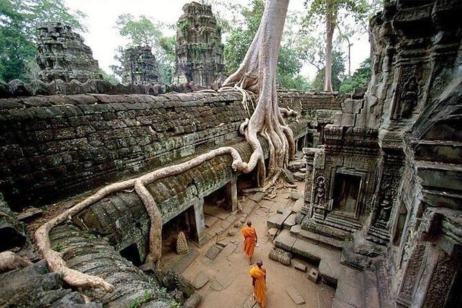 Private Angkor Wat Sunrise Tour - Angkor Wat at dawn: entering in darkness and soaking in the first light