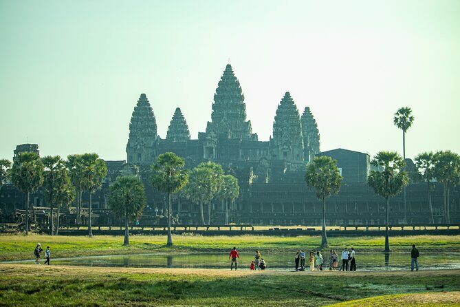 Private Angkor Wat Tour & Angkor Park/Heritage With Local Guide - Lunch at Srah Srang: food break plus reservoir views