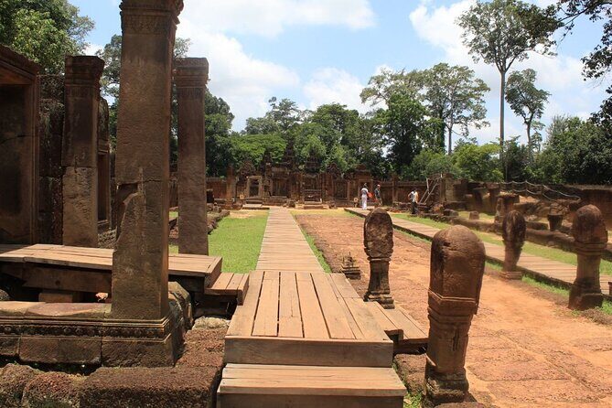 Private Banteay Srei and 4 Temples Guided Tour - The guide factor: English explanations that make temples click