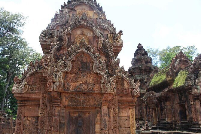 Private Banteay Srei and 4 Temples Guided Tour - Comfort and temple manners: dress, shoes, and what not to do