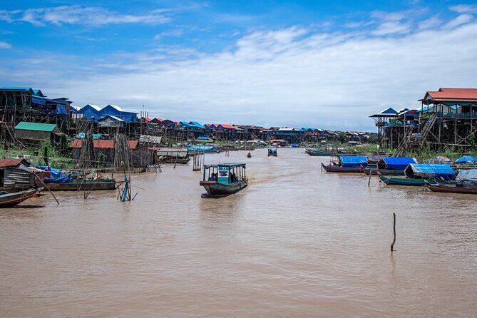 Private Countryside & Floating Village Jeep Tour from Siem Reap - Stop 2: Bakong with a bike ride through rice fields and a local market
