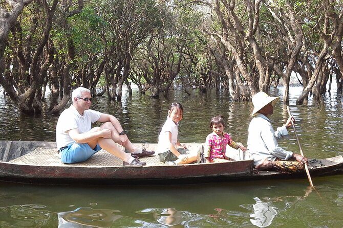 Private Half-Day Tour to Kampong Phluk Flooded Forest and Floating Villages - Stop 1: Ro Lus Market on the Rolous River