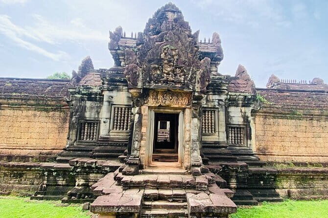 Private Kbal Spean Trekking Tour with Banteay Srei - A smart mix of jungle hike and some of the finest Khmer carving