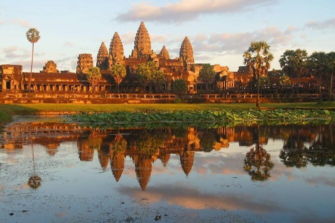 Private Kbal Spean Trekking Tour with Banteay Srei - Stop 2: Banteay Srei, where the details do the talking