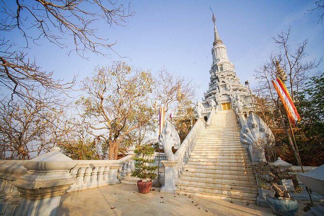 Private Oudong Temple Day Tour from Phnom Penh - Climbing Udong Mountain temples and watching monks go about their day