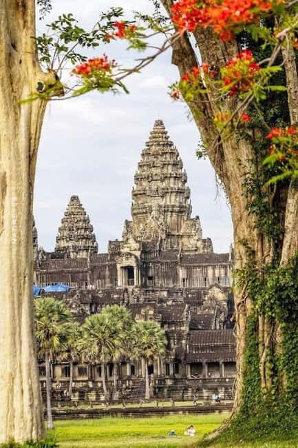 Siem Reap: 1-Day Angkor Group Tour with Italian Guide - Victory Gate, Elephant Terrace, and Angkor Thom’s ceremonial heart