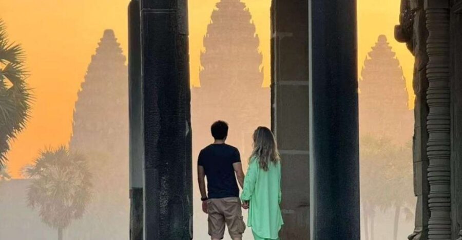 Siem Reap: 1-Day Angkor Wat Sunrise Tour in Spanish - Angkor Thom: Victory Gate, Bayon’s towers, and the smiling faces