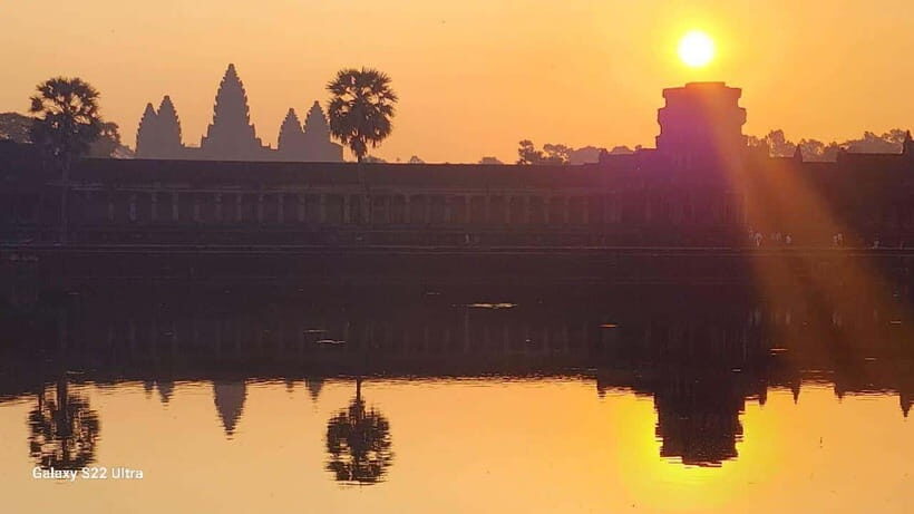 Siem Reap: 1-Day Angkor Wat Sunrise Tour in Spanish - Terrace stops: elephants, leper king, and the short guided rounds
