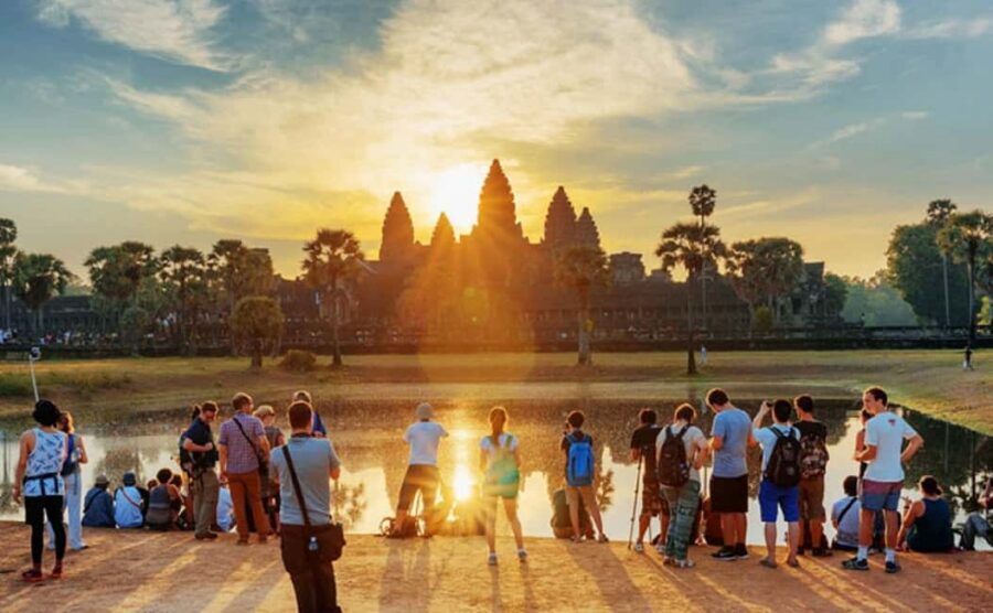 Siem Reap: 1-Day Angkor Wat Sunrise Tour in Spanish - Angkor Wat at sunrise: the “first light” advantage