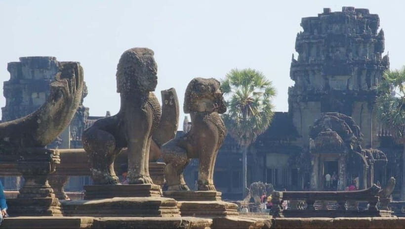 Siem Reap: 1-Day Angkor Wat Tour in Portuguese - Angkor Wat: causeway bas-reliefs to upper-terrace views