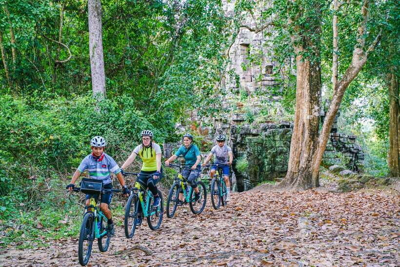 Siem Reap: Angkor Sunset Bike & Boat Tour /E-Bike Available - Refuel break: cold water, fresh fruit, and staying comfortable