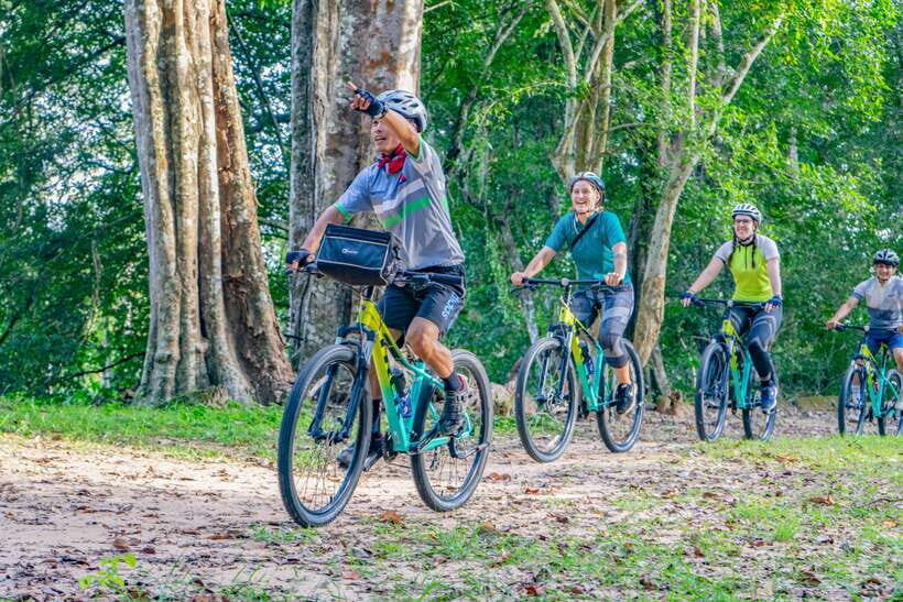 Siem Reap: Angkor Sunset Bike & Boat Tour /E-Bike Available - The dragon boat sunset: slow water, local bites, and drinks included