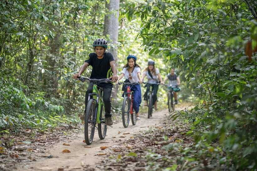 Siem Reap: Angkor Temples Off-Track Bicycle Tour - Jungle lunch break: food that fits the day