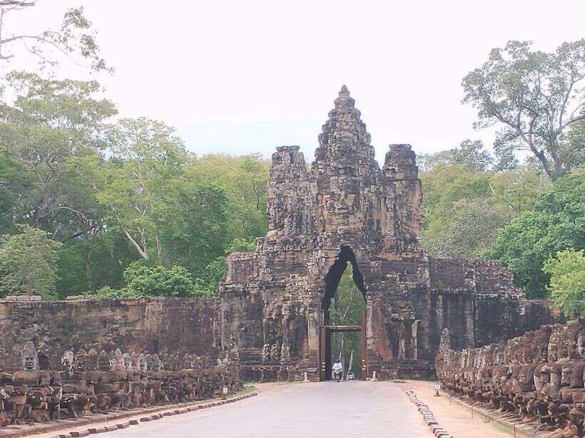 Siem Reap: Angkor Wat, Angkor Thom, and Banteay Srei Tour - Midday Break at Srah Srang: Lunch and a Reset