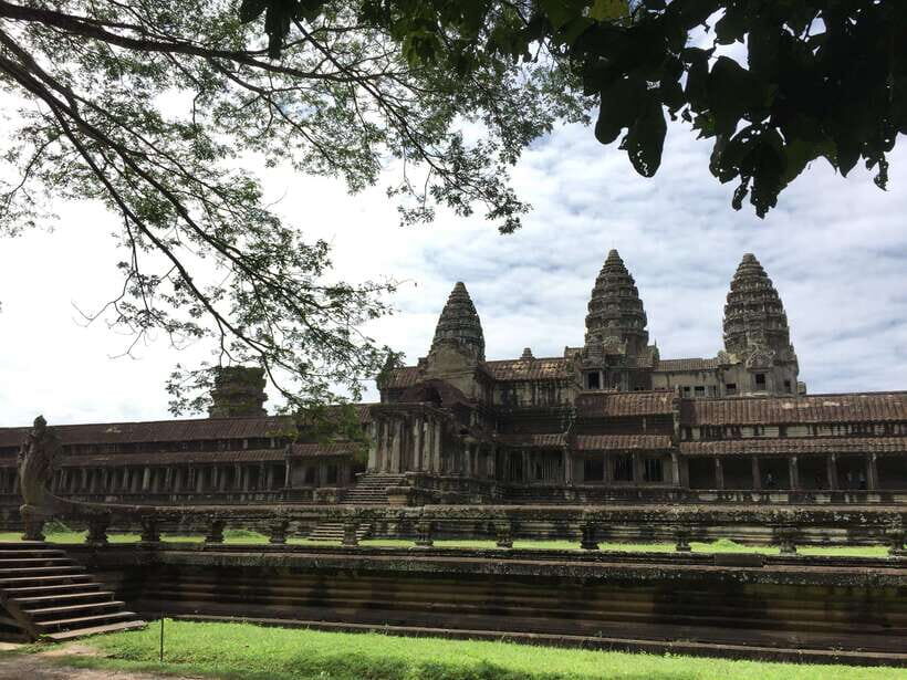 Siem Reap: Angkor Wat Half-Day Trip with Local Guide - Why Angkor Wat’s morning-or-afternoon timing feels less rushed