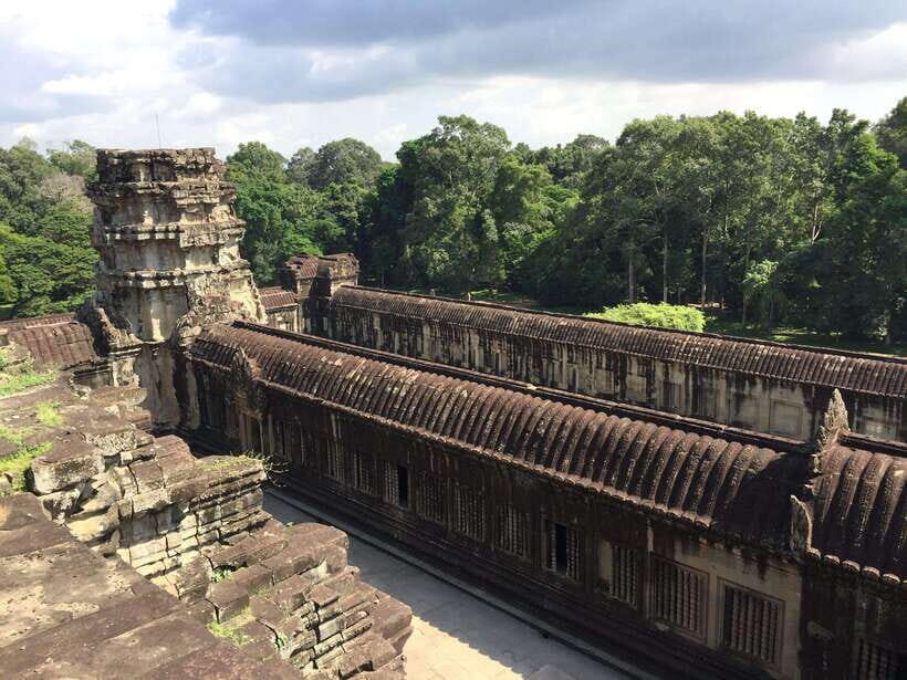 Siem Reap: Angkor Wat Half-Day Trip with Local Guide - What the local guide adds: stories you can actually use