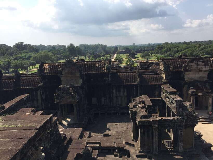 Siem Reap: Angkor Wat Half-Day Trip with Local Guide - Comfort, shoes, and accessibility: what to plan for