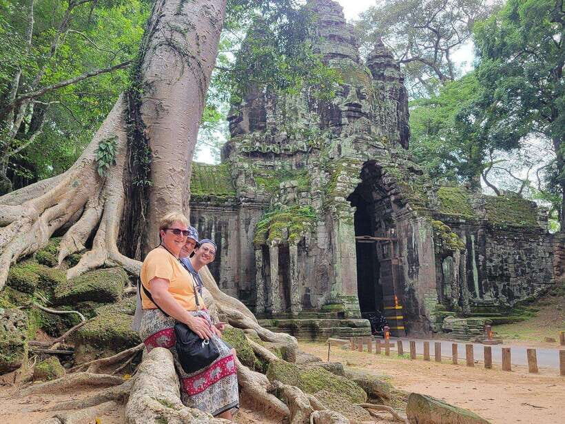 Siem Reap: Angkor Wat Private full Day Tour - Angkor Wat’s corridors and terraces: how 2 hours changes the whole visit