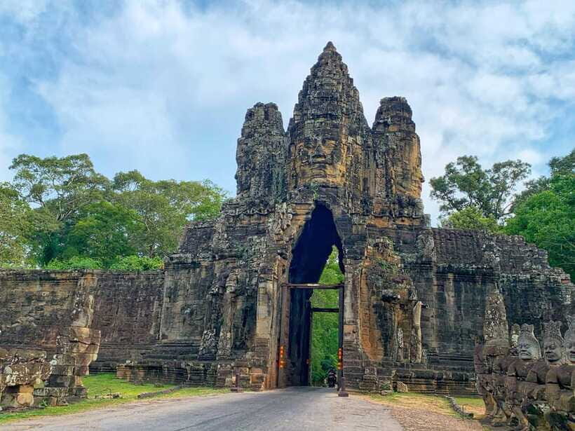 Siem Reap: Angkor Wat Sunrise for Group or Private Tours - Angkor Thom time: guided wandering plus breathing room