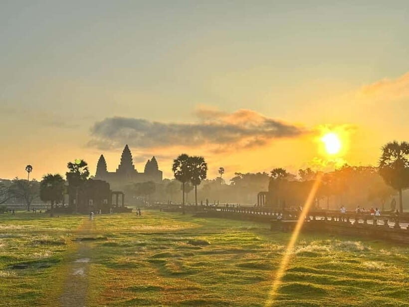 Siem Reap: Angkor Wat Sunrise Small-Group Day Tour - Angkor Wat at sunrise: the best time to see the angles