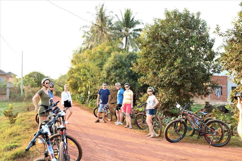 Siem Reap: Bike Rental - The ride out: backroads to Angkor along the river
