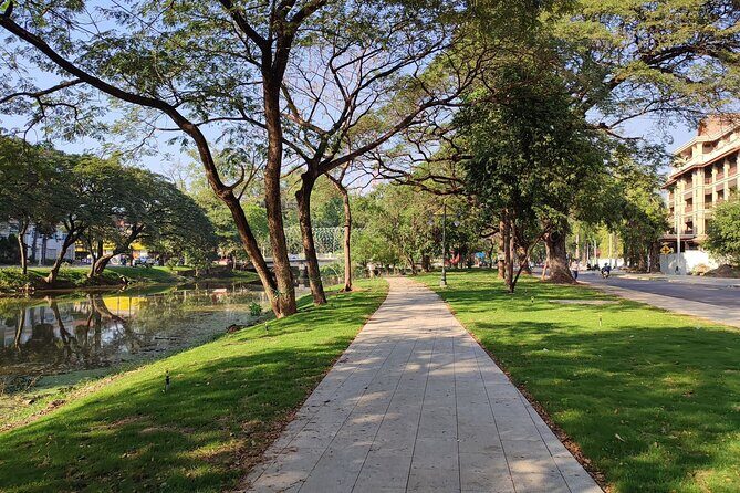 Siem Reap: City Walking Tour - Psar Chas Old Market: clothing, souvenirs, and real food stops