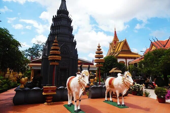 Siem Reap: City Walking Tour - Pub Street by day: using the daylight to plan your night