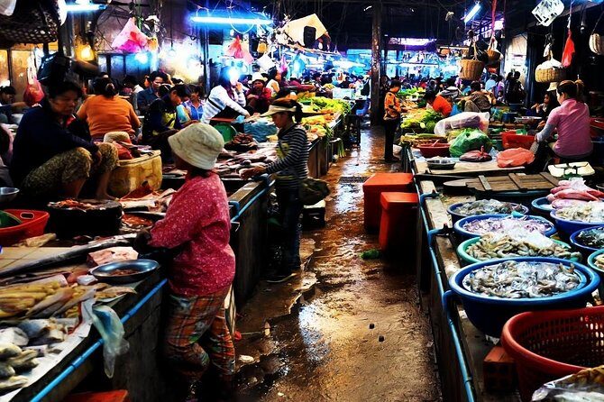 Siem Reap: City Walking Tour - A little of the central market: shopping with context
