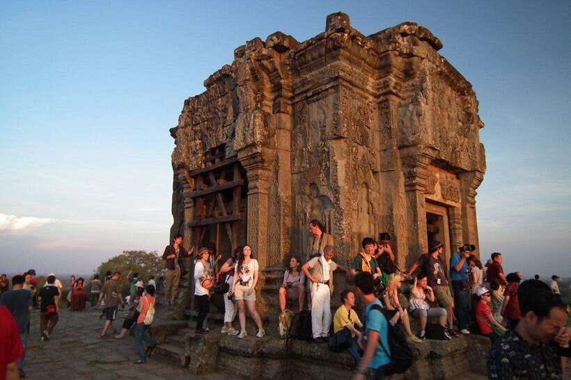 Siem Reap: Full Day Angkor Wat Temple Tour with Sunset - Angkor Thom and Bayon: The Smiling Faces Make Sense