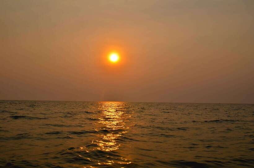 Siem Reap: Half-Day Kampong Phluk with Sunset, Boat & Guide - Seasonal Water Levels: Dry Season vs. Rainy Season (What Your Eyes Will Notice)