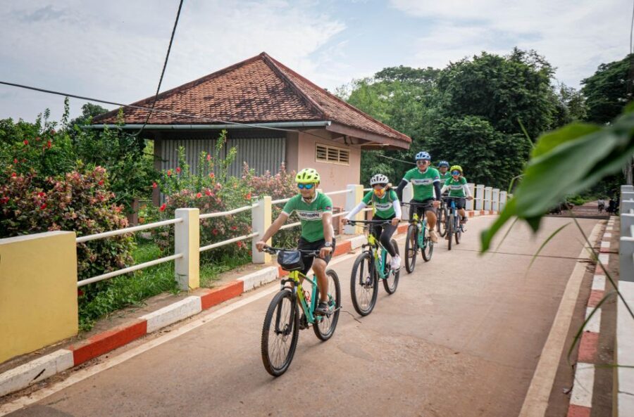 Siem Reap: Morning City Bike Tour with Local Expert - Preah Ang Chek Preah Ang Chorm shrines and Royal Independence Gardens