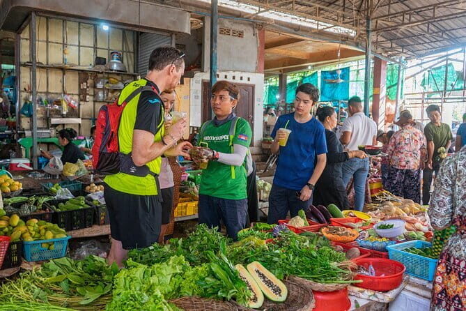 Siem Reap Morning Market & Food Tour by Tuk Tuk - Stop 4: Wat Bo Road Palm Cream Cake for a Sweet Reset