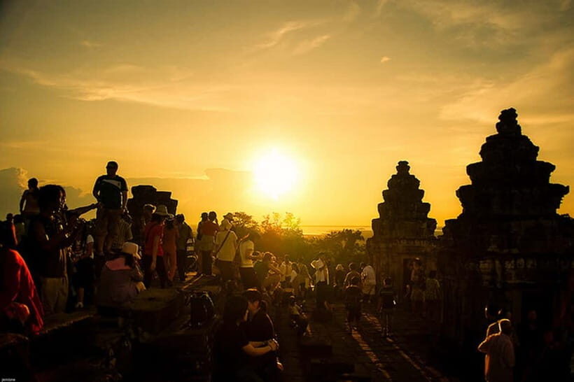 Siem Reap: Private Angkor Wat & Bakheng Mountain Sunset Tour - Angkor Wat at 2 PM: how the timing shapes your visit