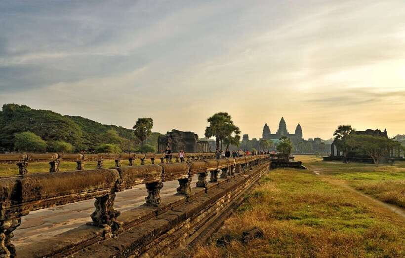 Siem Reap: Private Angkor Wat & Bakheng Mountain Sunset Tour - Walk-in clothing rules and comfort tips for a smoother day