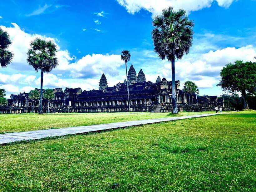 Siem Reap: Private Angkor Wat & Bakheng Mountain Sunset Tour - The story behind the carvings: what your guide helps you notice