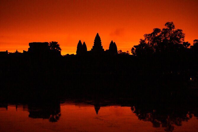 Siem Reap: Private Angkor Wat Sunrise & Tour Around Angkor Park - Srah Srang: breakfast by the reservoir view