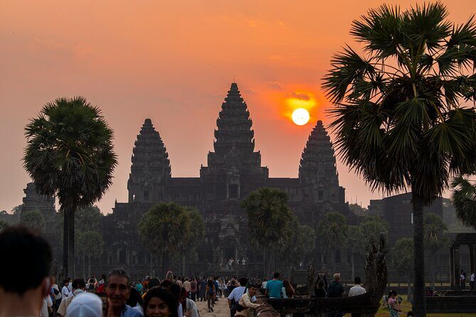 Siem Reap: Private Angkor Wat Sunrise & Tour Around Angkor Park - Angkor Wat at first light: the sunrise moment and how to use it well