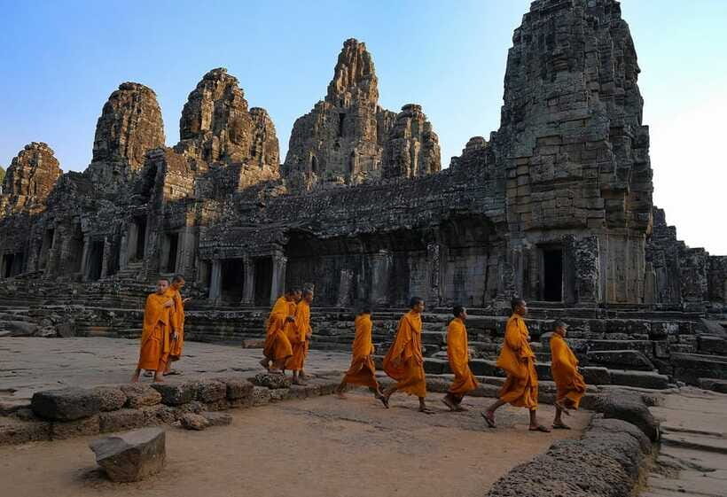 SiemReap: Private Angkor Wat Tour in English or German guide - What to bring so temples don’t ruin your day