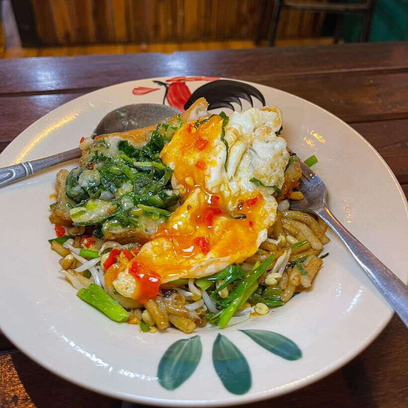 Street Food Tour and Phare Circus with Tuk-Tuk Transfers - Num Banh-Chok at Phum: The Green Curry You’ll Remember