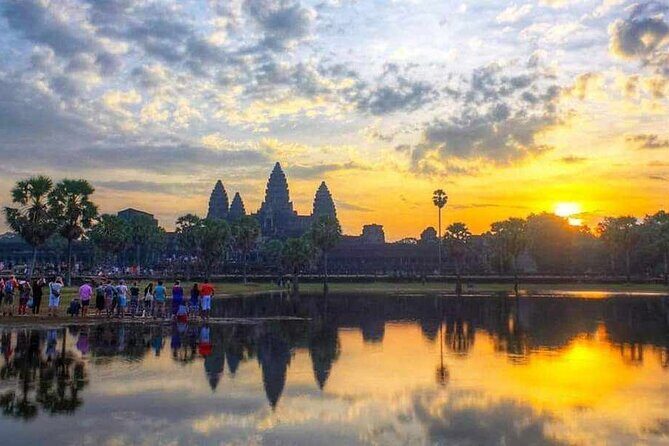 Sunrise Angkor Wat, Angkor Thom Ancient Capital, Ta Promh - Sunrise Angkor Wat: the calm moment before the crowds