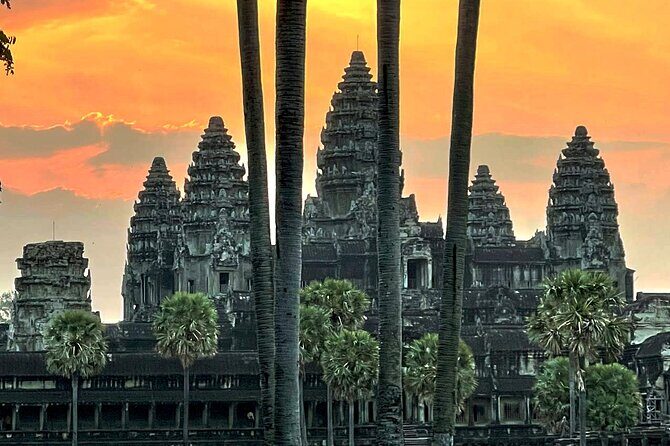 Sunrise in Angkor and Banteay Srei Private Tour - Bayon Temple: Compact Layout, Surprise Views of the Faces