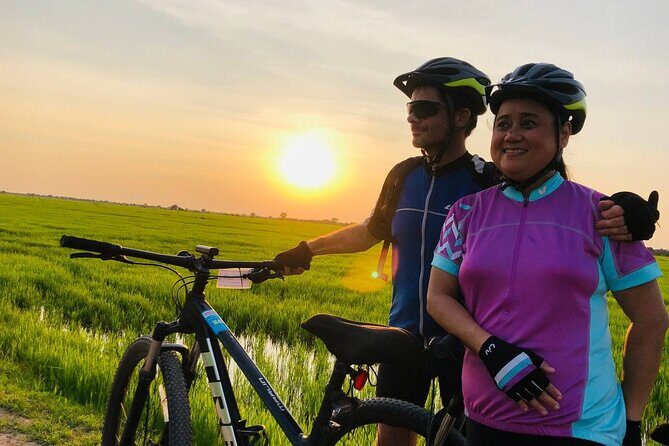 Sunset at Countryside - The bike and safety setup: comfortable enough for an easy ride
