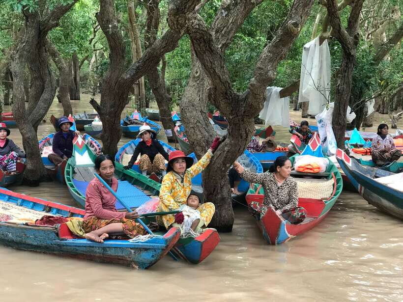 Tonle Sap Tour of Kompong Phluk Village & Evening Food tour - Village time with old Khmer houses: the details that make it real