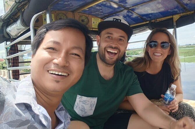 Udong Historical Site Tour - Monkeys on the stairs: fun sightings, but keep your valuables close