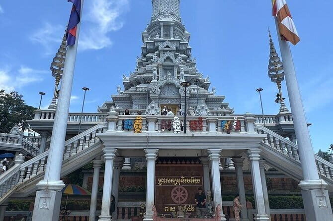 Udong Old Capital Tour - Buddhism stops: VIPassana Dhurak and Preah Sakyamuni Chedi’s teaching sculptures