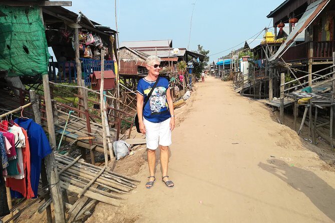 War Museum, Killing Field and Floating village ( Chong Kneas) Tour - Wat Thmey Pagoda and the Killing Fields: quiet, heavy, and specific to Pol Pot